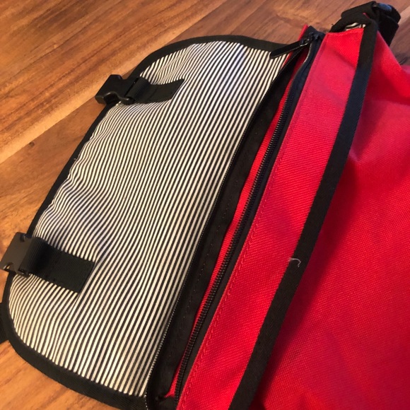 New Messenger Bag. Adjustable straps. Zipper top. - Picture 4 of 5